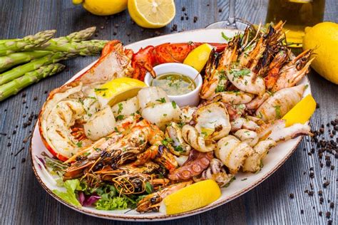 Captain Dave S Seafood Platter With Shrimp And Asparagus