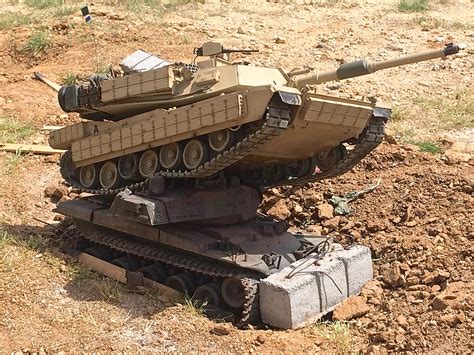 Heng Long Abrams Challenger 2 And T90 On Battlefield Debris Course