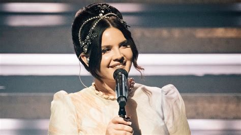 Lana Del Rey Headlines First Night Of Coachella 2024 Watch Daily