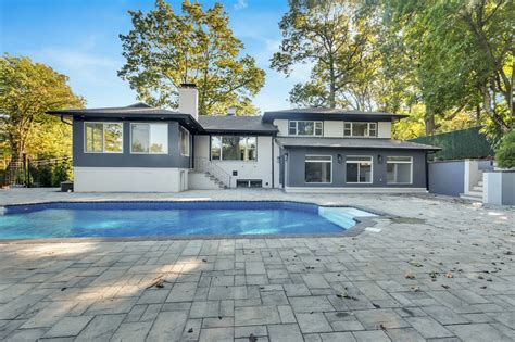 Staten Island Home Of The Week Sprawling Split Level Contemporary