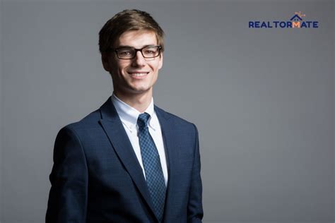 Top 10 Pro Tips For The Perfect Real Estate Headshots In 2021 Realtormate